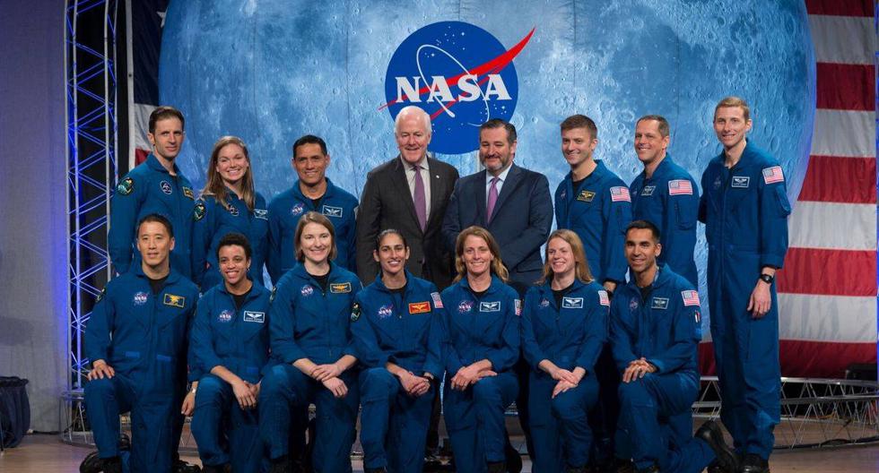 Fotografía cedida por la NASA donde aparecen los senadores por Texas, John Cornyn (izquierda) y Ted Cruz (derecha) al lado de los recién graduados astronautasdel programa Artemis.
