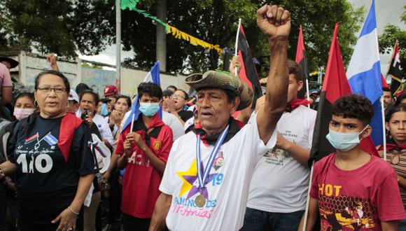 Partidarios del presidente nicaragüense Daniel Ortega participan en una marcha llamada "Amor, Paz y Alegría" en Managua.