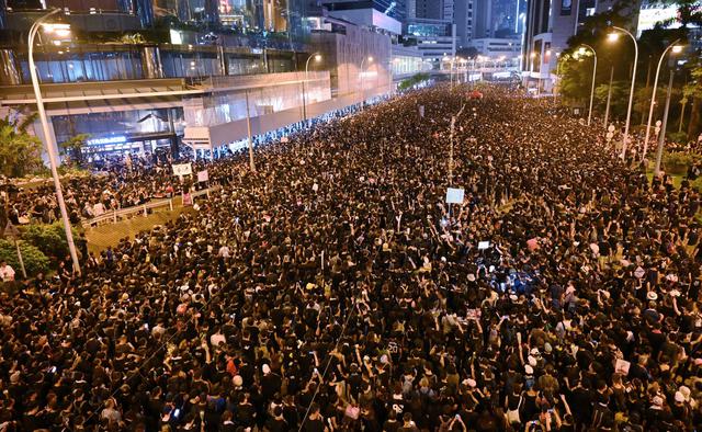 Casi "dos millones" de personas participaron este domingo según los organizadores en la manifestación en Hong Kong para pedir que se retire un proyecto de ley de extradición a China, una cifra que duplica la participación récord registrada la semana pasada. (AFP).
