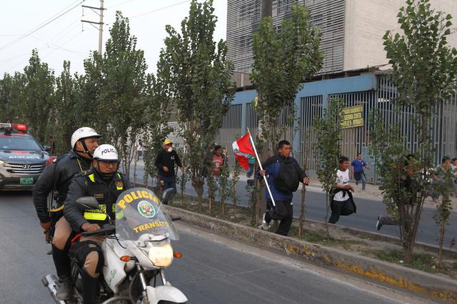 Los docentes que se mantienen en huelga recorrieron las principales vías de la capital interrumpiendo el tránsito de las personas. (Foto: Alessandro Currarino / El Comercio)