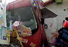 YouTube: anciana destroza tienda con su auto y casi mata a niño