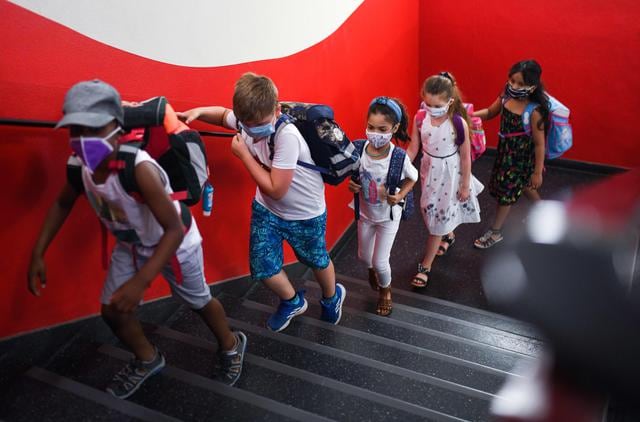 Estudiantes con mascarillas se dirigen a sus aulas en la escuela primaria Petri, en Dortmund, Alemania occidental, en medio de la pandemia por el coronavirus.  En el estado federal occidental de Renania del Norte-Westfalia, se reabrieron los colegios bajo estrictas medidas de salud. (Foto: Ina Fassbender / AFP)