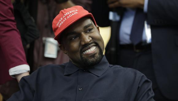 Kanye West se puso un gorro con la frase "Make America Great Again" durante un encuentro que tuvo con Donald Trump en la Oficina Oval en el 2018. (AP)