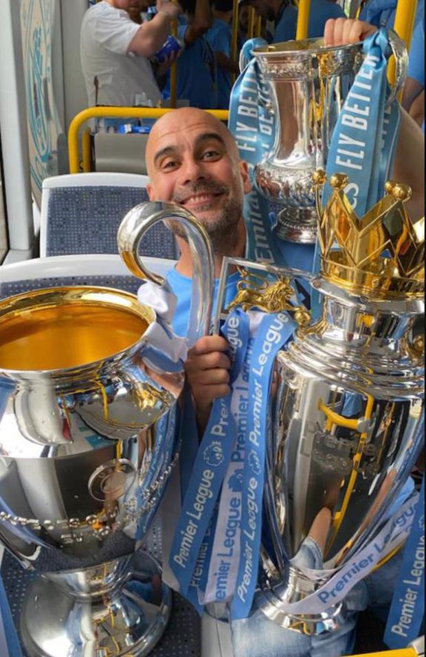 Guardiola con los tres trofeos que ganó el City esta temporada: Premier, FA Cup y Champions.