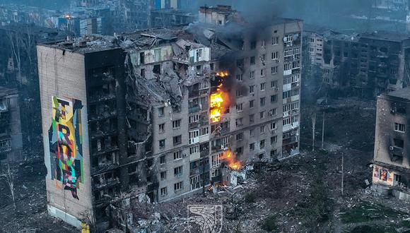 Un bloque de apartamentos en llamas en la ciudad de Bakhmut, región de Donetsk, en medio de la invasión rusa de Ucrania. (Photo by Handout / Armed Forces of Ukraine / AFP)