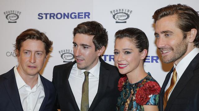 Además de Jeff Bauman y Jake Gyllenhall, asistieron a la premiere de "Stronger" Tatiana Maslany y Amy Rutberg. (Foto: AFP)