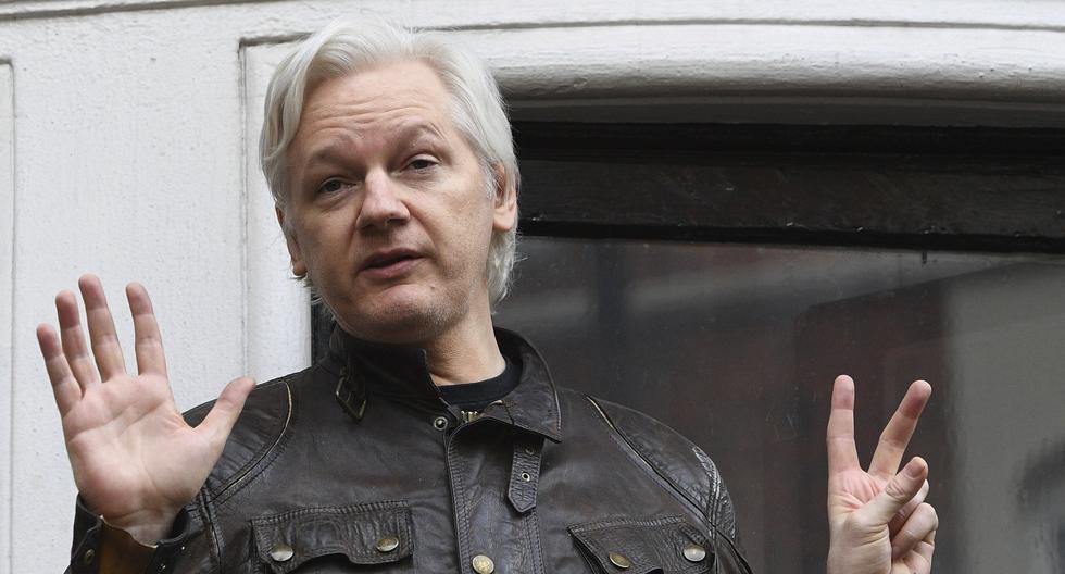 Policía británica detiene a Julian Assange en la embajada de Ecuador en Londres. (Foto: EFE)