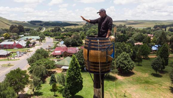 El recipiente, con capacidad para unos 500 litros de vino, está, además, colocado sobre un poste de 25 metros de altura, lo que equivaldría a unos siete u ocho pisos de un edificio. (Foto: AFP)