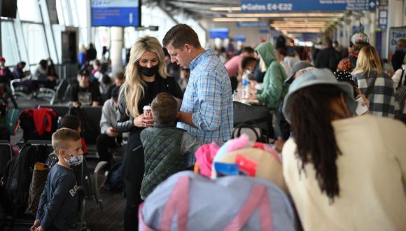 Los viajeros esperan antes de las vacaciones de Acción de Gracias en el Aeropuerto Internacional St. Louis Lambert, Missouri, el 22 de noviembre de 2021. (Robyn Beck / AFP).