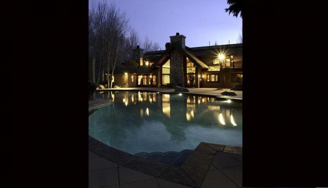 Bruce Wilis. El actor rebajó  el  precio de su casa en Idaho, Estados Unidos,  de 15 a  6,5 millones de dólares. Uno de los mayores atractivos de la propiedad es  una piscina integrada a una pared de roca con cascadas. (Foto: trulia.com)