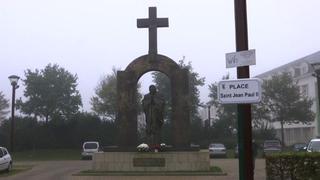 Francia: Estatua de Juan Pablo II crea discordia en pueblo