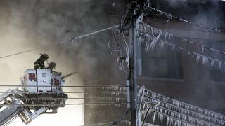 Incendio en Nueva York: Frío congela el agua de los bomberos