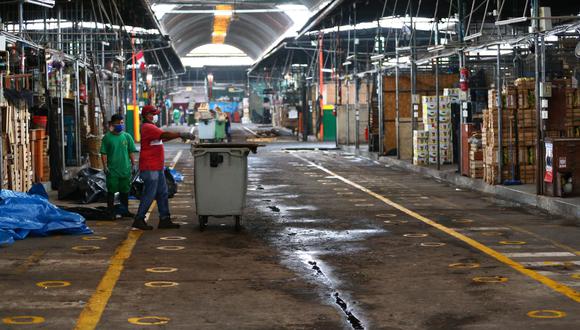 El mercado de Frutas en La Victoria fue cerrado por prevención. Cuatro de cada cinco trabajadores salió positivo para COVID-19. (Foto: Huggo Curotto)