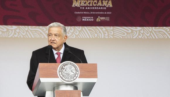 El presidente de México, Andrés Manuel López Obrador, pronuncia un discurso durante un desfile militar que conmemora el 112 aniversario de la Revolución Mexicana en la plaza Zócalo de la Ciudad de México, el 20 de noviembre de 2022. (Foto de RODRIGO OROPEZA / AFP)