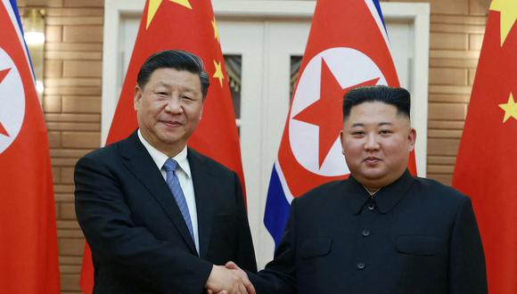 En esta imagen del 20 de junio de 2019, el líder norcoreano Kim Jong-un (derecha) estrecha la mano del presidente chino Xi Jinping en Pyongyang. (AFP).