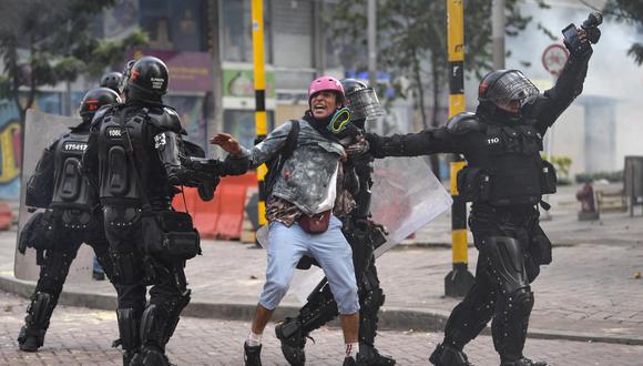 La policía antidisturbios colombiana arresta a un manifestante durante una manifestación contra el gobierno del presidente de Colombia, Iván Duque, en Bogotá, el 21 de enero de 2020.
