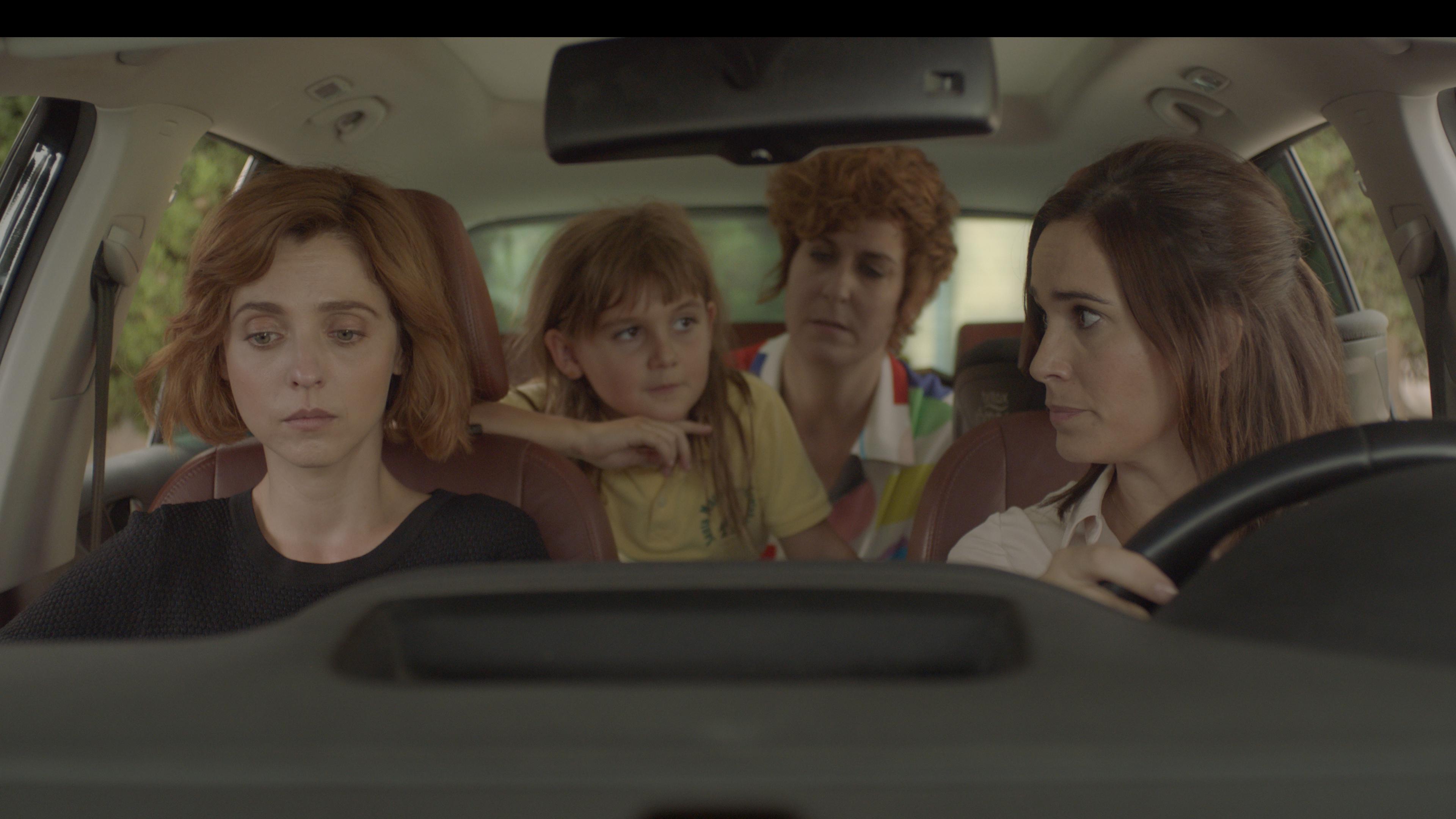 Acompañan a Leticia Dolera. Cristina y Esther (Celia Freijeiro y Aixa Villagrán).