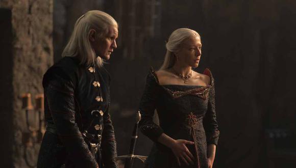 Daemon Targaryen (Matt Smith) y su sobrina y esposa Rhaenyra Targaryen (Emma D'Arcy), a punto de recibir una noticia demoledora.