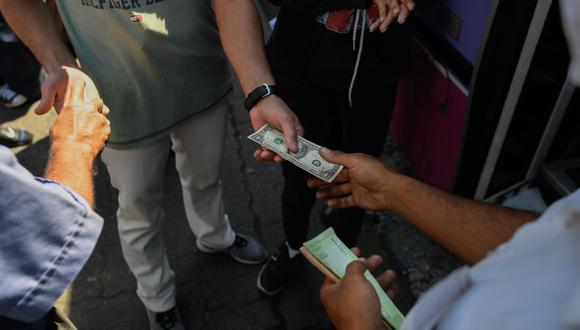 Sepa aquí a cuánto se cotiza el dólar en Venezuela este 19 de febrero de 2021. (Foto: AFP)