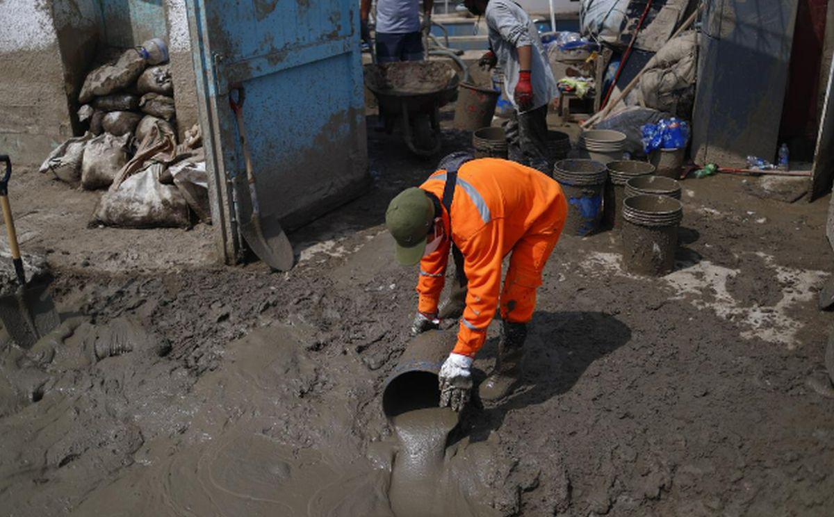 Vecinos de Punta Hermosa, con ayuda de personal municipal, continúan con los trabajos de limpieza y remoción de escombros tras la caída de un huaico | Foto: Hugo Curotto / @photo.gec