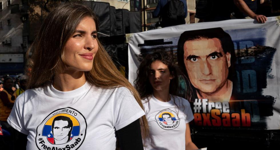 Camila Fabri, esposa del empresario Alex Saab, extraditado a EE.UU. por cargos de lavado de dinero, participa en una protesta en demanda de su liberación en Caracas, Venezuela, el 18 de agosto de 2022. (YURI CORTEZ / AFP).