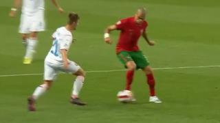 Rival pasó de largo: la ‘huacha’ de Pepe que emocionó a hinchas en juego de Portugal | VIDEO
