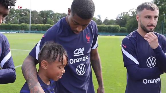 Plantel de Francia firmó autógrafos a niños. (Video: @equipedefrance )