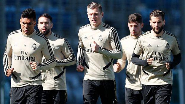 Real Madrid ya recortó el 10% de los sueldos de sus jugadores esta temporada por el coronavirus. (Foto: AFP)