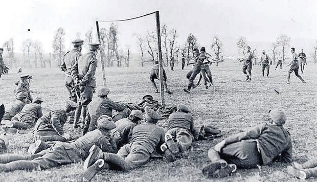 En 1914, en plena Primera Guerra Mundial, la Navidad y el fútbol se unieron para cesar el fuego. (Foto: Twitter)