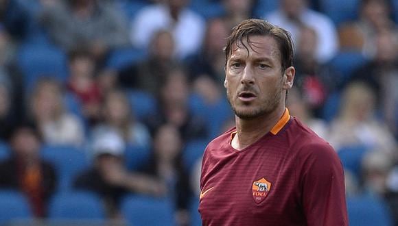 Francesco Totti lleva 25 temporadas ininterrumpidas defendiendo el escudo de la Roma. ¿Acaso lo veremos con otra camiseta? (Foto: Getty Images)