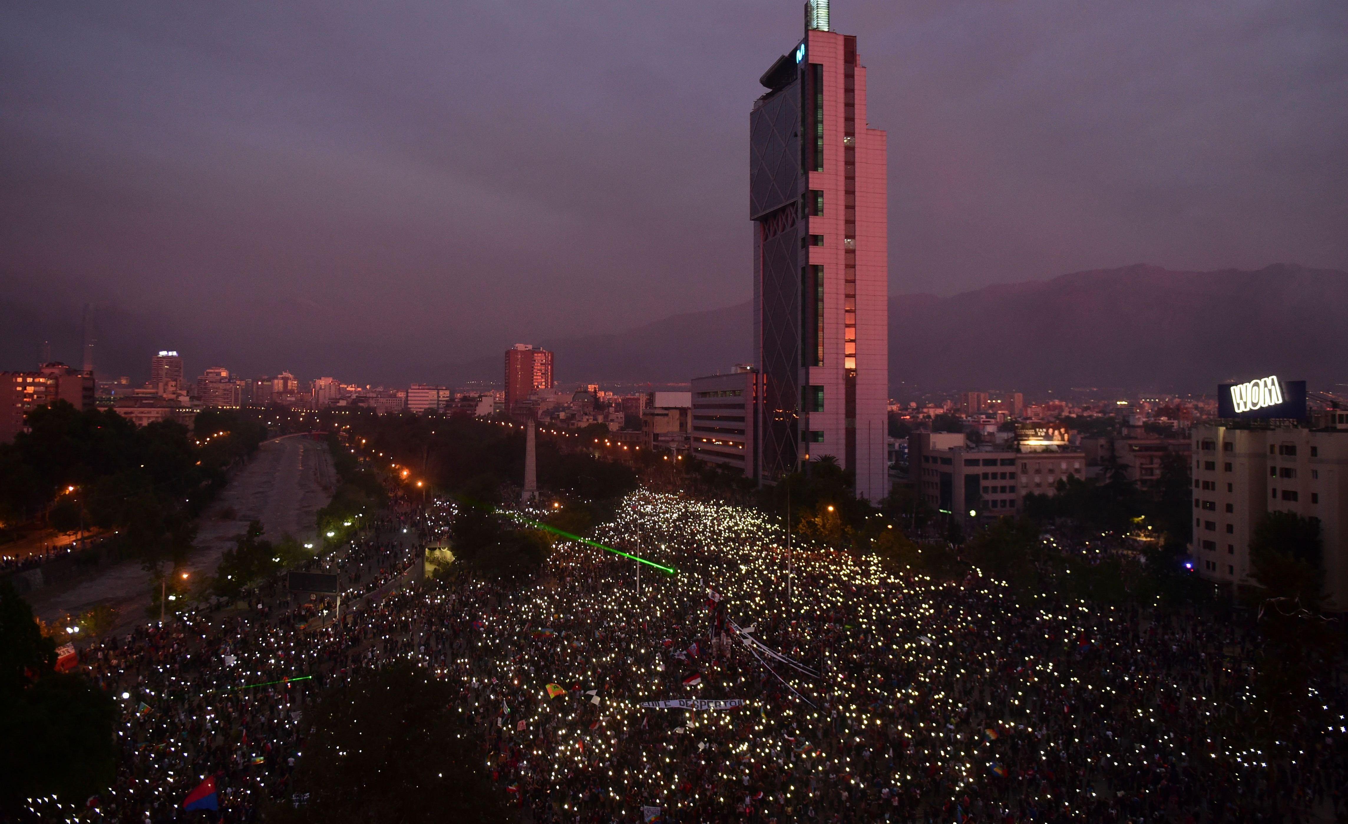 Vista aérea de la plaza Italia de Santiago, donde miles de personas marcharon contra el régimen de Sebastián Piñera hasta la noche. (AFP / Martin BERNETTI).