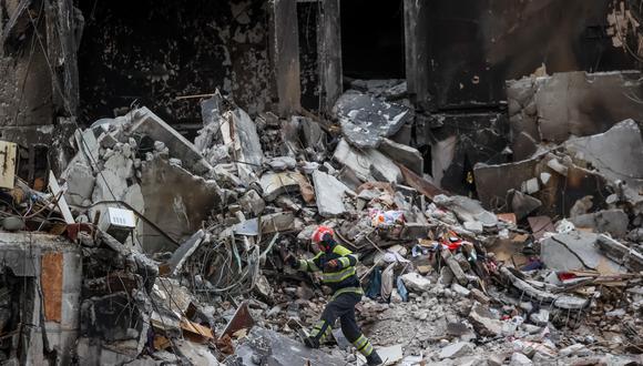 Imagen referencial. Bomberos desescombran un edificio bombardeado, en Borodianka (Ucrania), el pasado 13 de abril. EFE