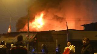 Incendio de gran magnitud consume galería comercial en el Cercado de Lima