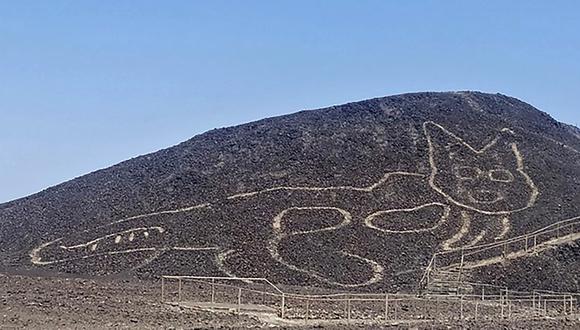 El geoglifo fue labrado en las laderas de una colina en mitad del desierto de la región de Nazca. (Foto: AFP)