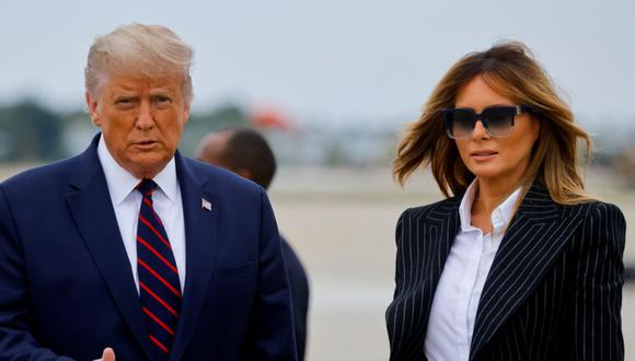 El presidente de Estados Unidos, Donald Trump, camina con la primera dama Melania Trump en el Aeropuerto Internacional Cleveland Hopkins en Cleveland, Ohio, Estados Unidos. (Foto: REUTERS / Carlos Barria).