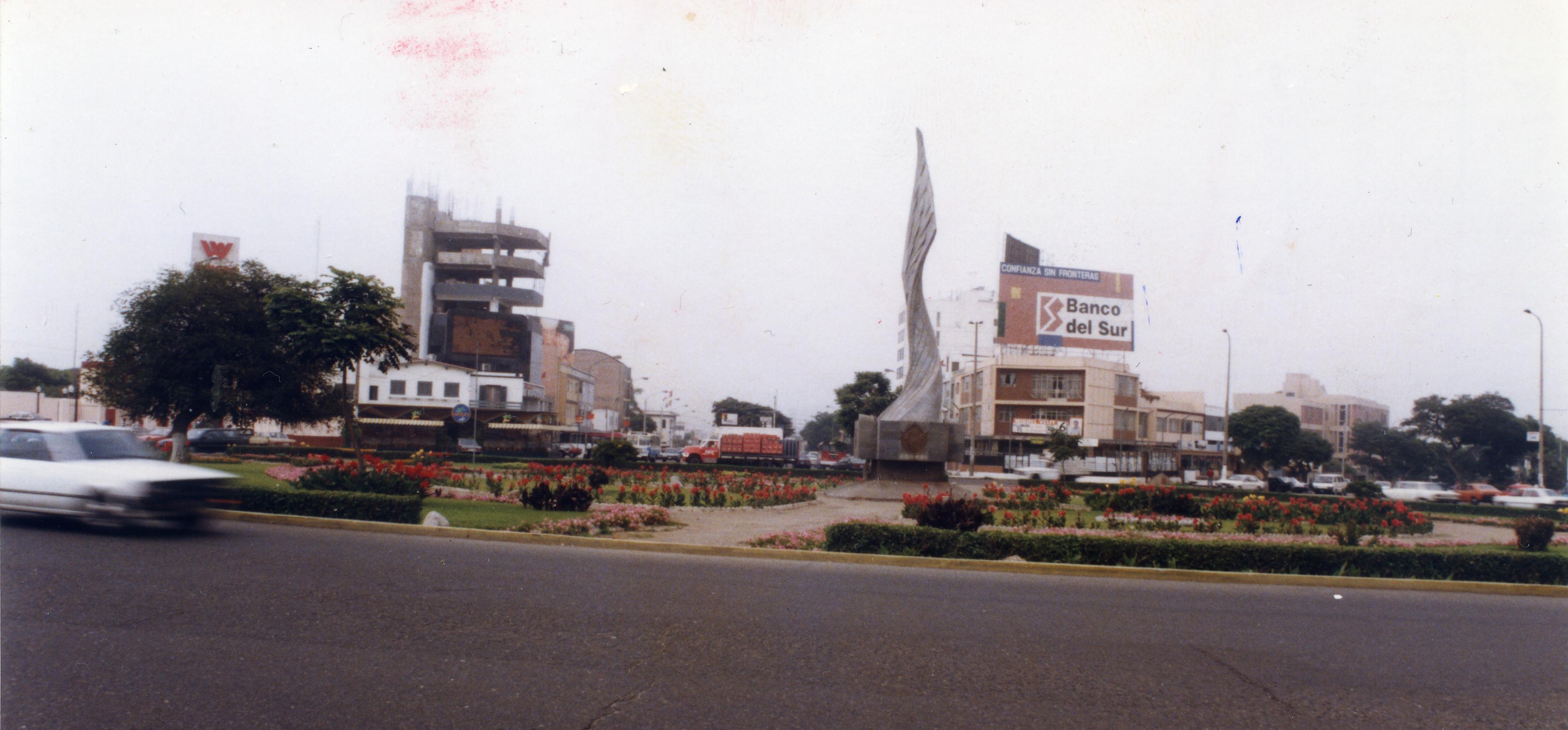 Así lucía el óvalo Gutiérrez en el año 1995 con el monumento a José Abelardo Quiñones, en el centro. (Foto: Archivo El Comercio)