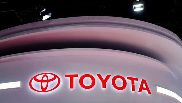 El logotipo de Toyota se ve en su stand durante un día de prensa para la feria Auto Shanghai en Shanghai, China, el 19 de abril de 2021