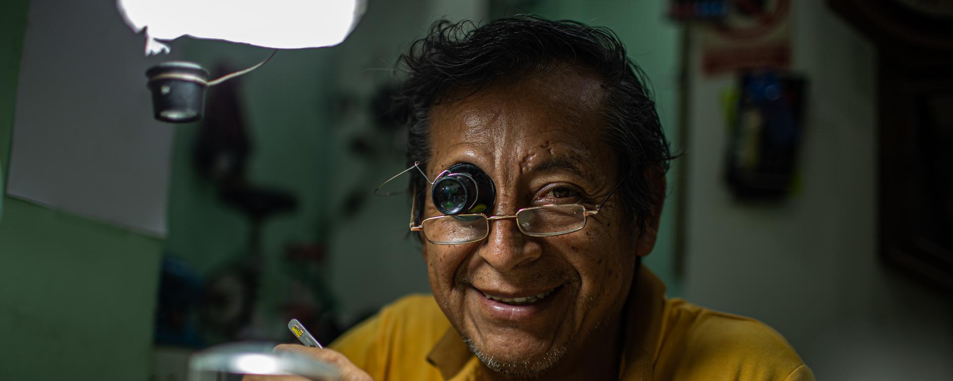 Los maestros relojeros del Perú que defienden su oficio contra el paso del tiempo