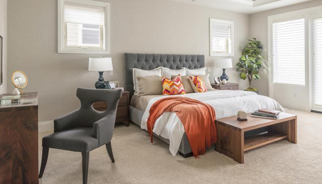 Al pie de la cama puedes disponer un mueble para colocar objetos decorativos. Otra opción es ubicar un baúl y guardar los cojines o almohadas que no usas. (Foto: Shutterstock)