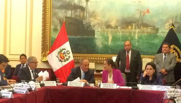 El ministro de Educación expone los lineamientos del sector ante el grupo parlamentario de dicho sector (Foto: Lourdes Fernández)