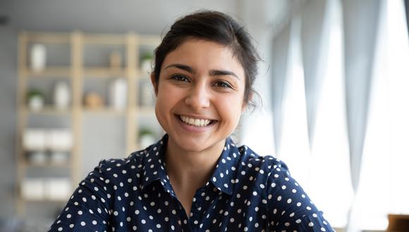 Dormir bien e incluir una rutina de limpieza e hidratación en la piel del rostro son algunos de los consejos para lucir radiante frente a la pantalla. (Foto: Shutterstock)