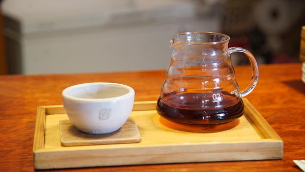 This specialty cafeteria presents us with various methods to enjoy coffee, such as the v60 that we see in the photo.