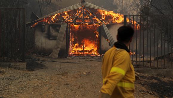 Las llamas consumen una casa durante un incendio en Santa Juana, provincia de Concepción, Chile el 3 de febrero de 2023.  (Foto: JAVIER TORRES / AFP)