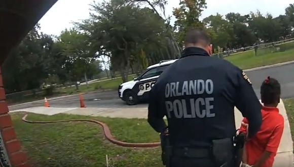 El momento en el que el policía Dennis Turner arresta a Kaia Rolle, de 6 años. (Departamento de Policía de Orlando / Orlando Sentinel vía AP).