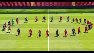 El fútbol contra el racismo: Liverpool se pone de rodillas en homenaje a George Floyd | FOTO