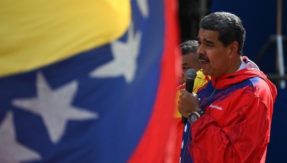 El presidente de Venezuela, Nicolás Maduro, habla con sus seguidores durante una manifestación para conmemorar los 20 años de la declaración antiimperialista del fallecido expresidente Hugo Chávez el 29 de febrero de 2024. (Foto de Federico PARRA / AFP).