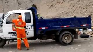 La Herradura: captan a camión municipal tirando basura en la playa