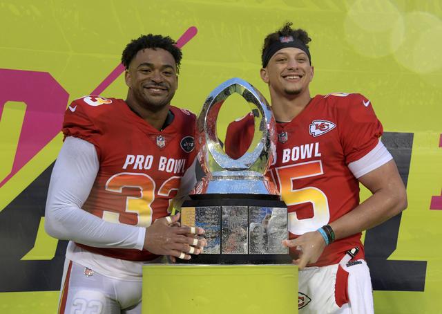 Jamal Adams (33) y el quarterback Patrick Mahomes de los Kansas City Chiefs (15) posan con el trofeo luego de ser elegidos como los MVP defensivo y ofensivo en el NFL Pro Bowl