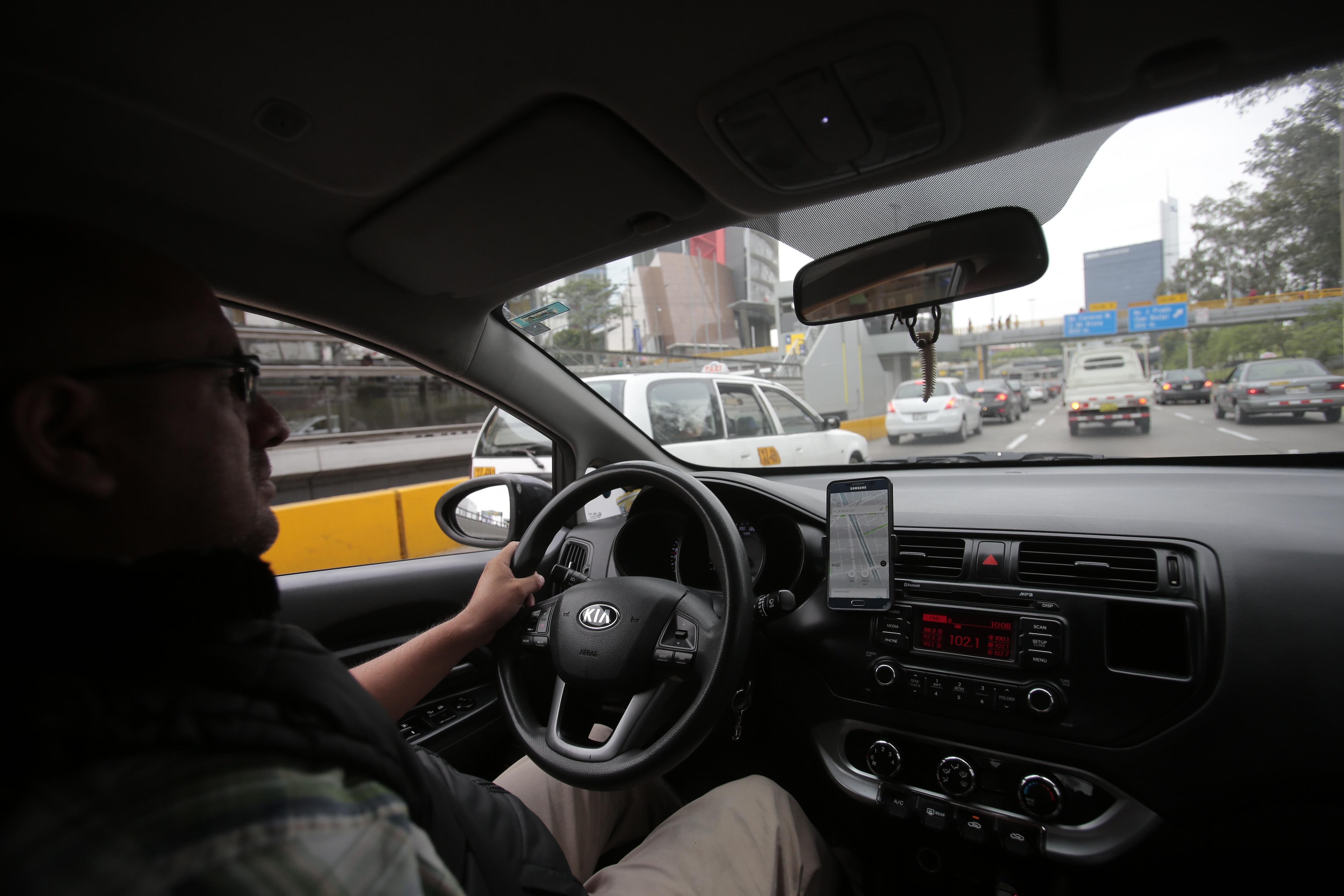 De acuerdo a Cabify, casi el 35% de los viajes de taxi que se realizan en Lima se dan a través de aplicativos de taxi.
(Foto: Hugo Pérez- El Comercio)