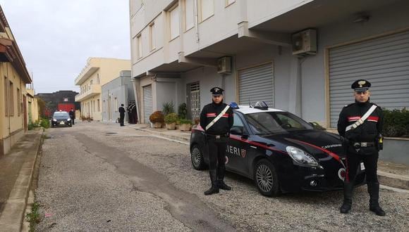 Carabineros montan guardia afuera del escondite del jefe de la Cosa Nostra, Matteo Messina Denaro, detenido el lunes en Sicilia, sur de Italia. (EFE/EPA/MAX FIRRERI).